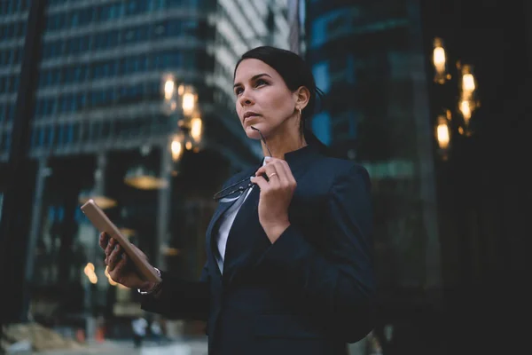 Von Unten Eine Seriöse Büroangestellte Angesagter Formaler Kleidung Die Beim — Stockfoto