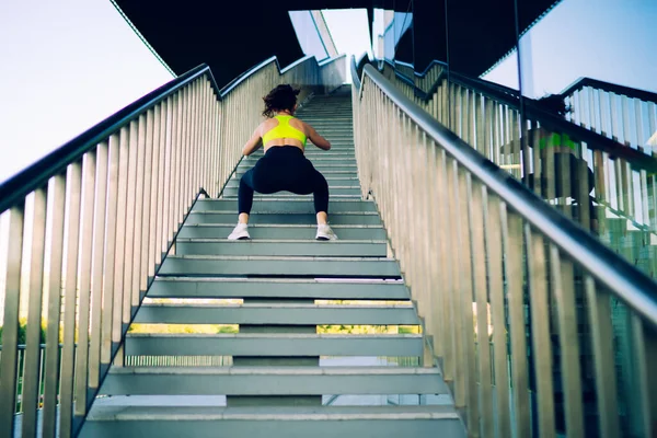 Vue Arrière Femme Sportive Caucasienne Dans Entraînement Porter Sauter Squatter — Photo