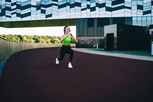 Mladá Štíhlá Žena Aktivním Oblečení Školení Stadionu Dělá Dřepy Cvičení — Stock fotografie