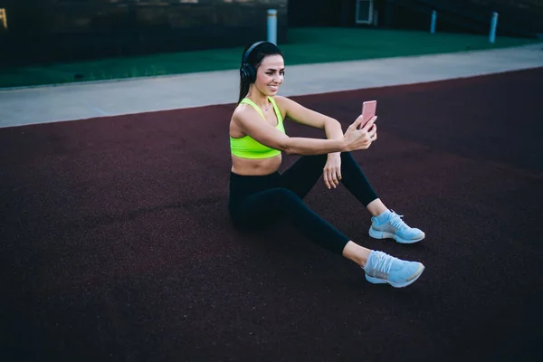 Jeune Femme Mince Entraînement Vêtements Actifs Sur Stade Faire Des — Photo