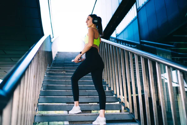 Молодая Стройная Женщина Активном Ношении Тренировки Стадионе Делает Приседания Упражнения — стоковое фото