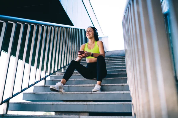 Jeune Femme Mince Entraînement Vêtements Actifs Sur Stade Faire Des — Photo