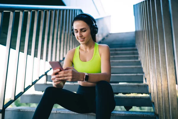 Jonge Slanke Vrouw Actieve Slijtage Training Het Stadion Doen Hurkoefeningen — Stockfoto