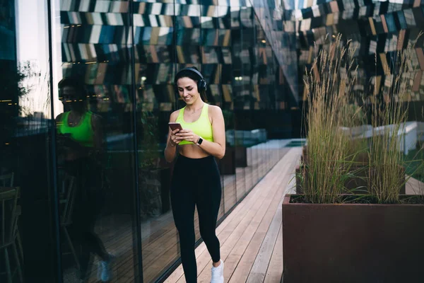 Jeune Femme Mince Entraînement Vêtements Actifs Sur Stade Faire Des — Photo