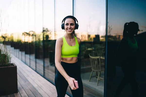 Jonge Slanke Vrouw Actieve Slijtage Training Het Stadion Doen Hurkoefeningen — Stockfoto