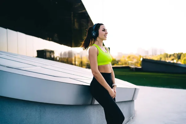 Jeune Femme Mince Entraînement Vêtements Actifs Sur Stade Faire Des — Photo