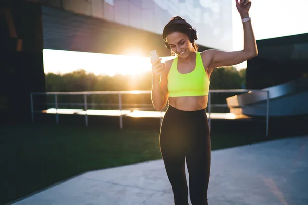 Mujer Delgada Joven Entrenamiento Desgaste Activo Estadio Haciendo Sentadillas Ejercicios — Foto de Stock