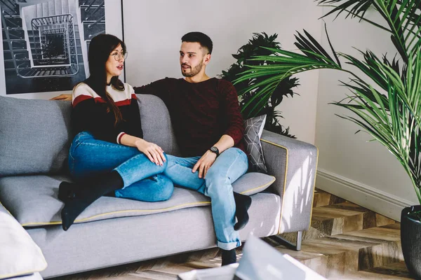 Junge Männliche Und Weibliche Freunde Sitzen Zusammen Auf Dem Sofa — Stockfoto