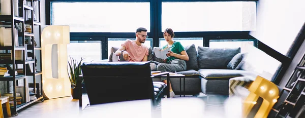 Junge Zwanziger Jahre Kaukasisches Paar Sitzt Auf Der Couch Und — Stockfoto