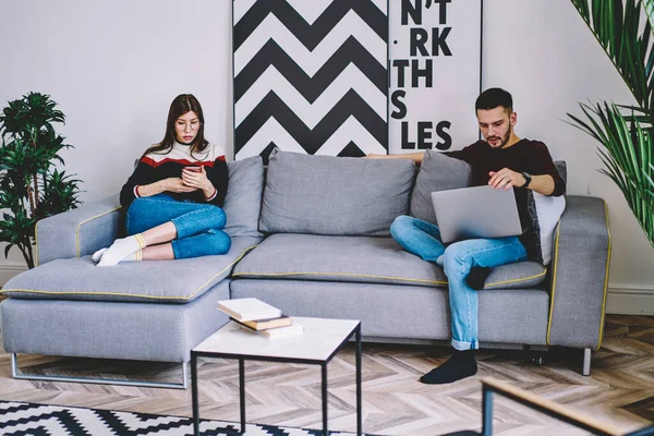 Millennial Frau Und Mann Hipster Freunde Konzentrierte Sich Auf Die — Stockfoto