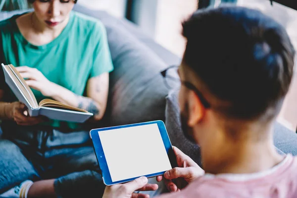 Imagen Recortada Del Hombre Millennial Utilizando Touchpad Con Pantalla Simulada —  Fotos de Stock