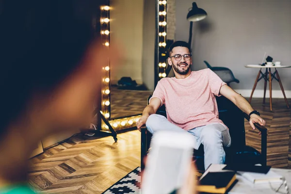 Verschwommene Fassade Mit Smartphone Der Hand Einer Frau Die Mit — Stockfoto