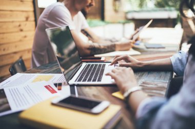 İş yerindeki iş arkadaşlarıyla takım çalışması yaparken bilgisayarında siyah monitörle yazı yazan tanınmayan bir kadının yan görüntüsü