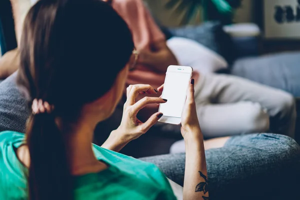 Visão Traseira Mulher Millennial Usando Telefone Celular Com Tela Mock — Fotografia de Stock