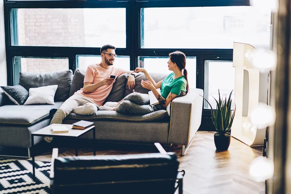 Positives Kaukasisches Paar Das Zusammen Sofa Sitzt Und Interessante Gespräche — Stockfoto