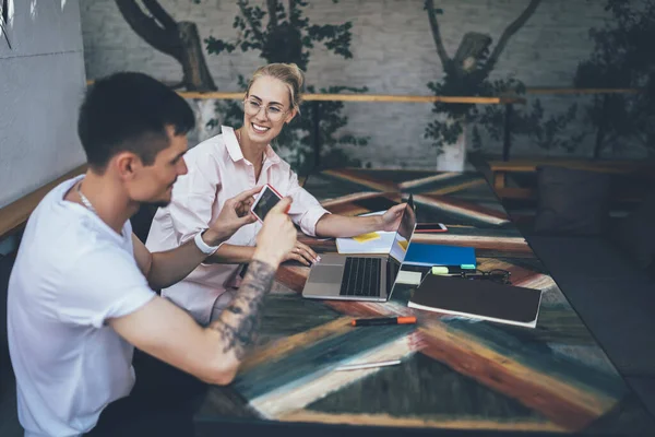 Glada Leende Kollegor Med Laptop Sitter Sommaren Café Terrass Med — Stockfoto