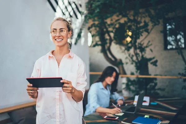 Donna Felice Con Tablet Sorridente Guardando Lontano Mentre Piedi Vicino — Foto Stock