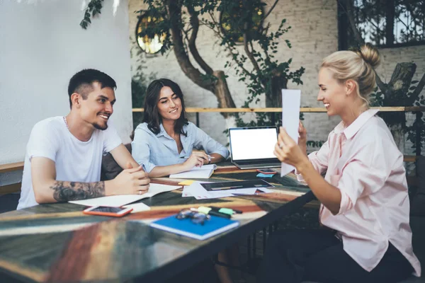 Gelukkig Freelancer Glimlachen Demonstreren Van Documenten Aan Vrolijke Collega Terwijl — Stockfoto