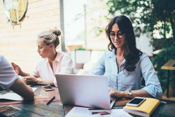 Mujer Pensativa Contenta Gafas Camisa Azul Concentrándose Pantalla Interactuando Con — Foto de Stock