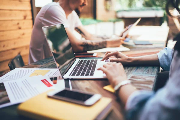 Zijaanzicht Van Gewas Onherkenbare Vrouw Typen Laptop Met Zwarte Monitor — Stockfoto