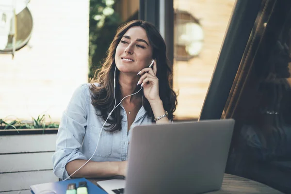 Lächelnde Dame Mit Weißen Kopfhörern Die Musik Hört Sitzt Mit — Stockfoto