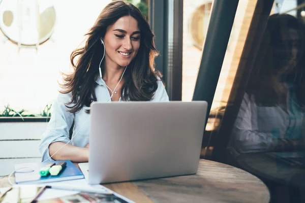 Feliz Exitosa Mujer Pelo Oscuro Freelancer Surf Portátil Plata Escuchar —  Fotos de Stock