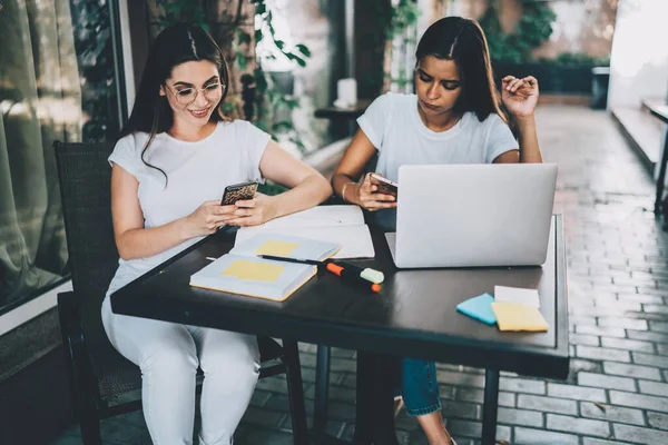 Jeunes Femmes Occasionnelles Utilisant Les Téléphones Lecture Des Nouvelles Flux — Photo