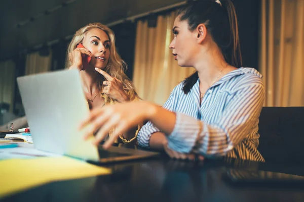 Desde Abajo Enfocado Joven Rubia Freelancer Hablando Por Teléfono Celular — Foto de Stock