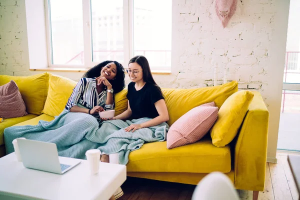 Teman Teman Perempuan Multirasial Yang Ceria Duduk Sofa Kuning Bawah — Stok Foto