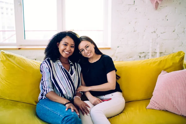 Multietnické Ženy Dospívající Usmívají Dívají Kamery Zatímco Sedí Spolu Pohodlném — Stock fotografie