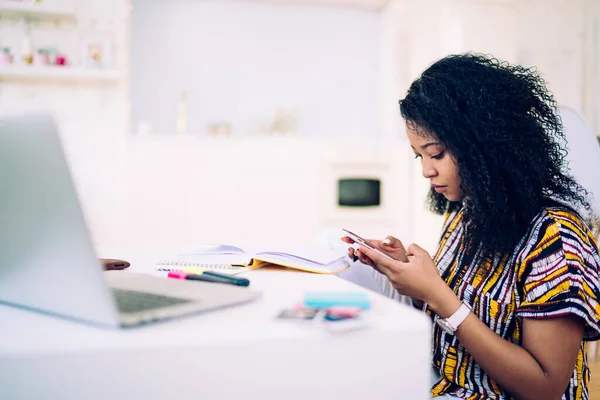 Sidovy Fokuserade Afroamerikanska Tonåring Student Meddelanden Sociala Medier Smartphone När — Stockfoto