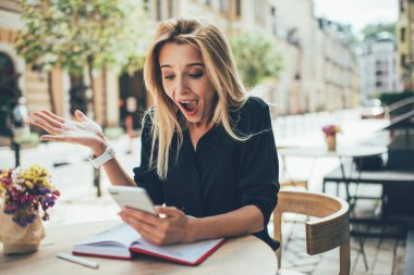 Mutlu Kafkasyalı kadın internet alışverişi için indirimli reklam almasına şaşırdı. Hippi kız, modern cep telefonu teknolojisinde yüksek hızlı internet bağlantısıyla şok oldu.