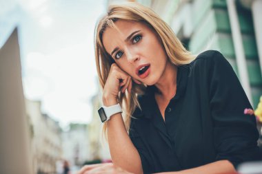 Dizüstü bilgisayar teknolojisindeki son teslim tarihi sırasında internetteki sorunla şoke olan serbest çalışan kadın portresi, yazılım güncellemesiyle ilgili sorunları çözerken mutsuz bir kadın başı hissediyordu.