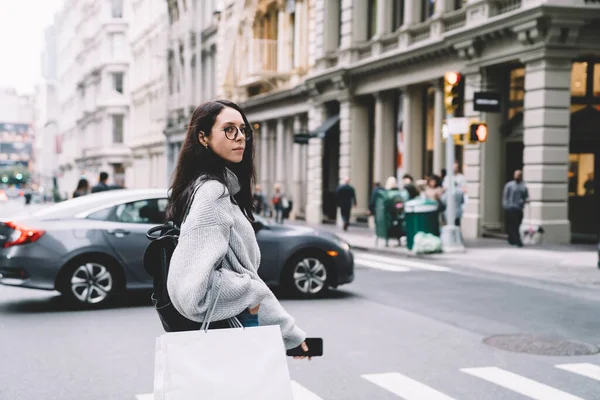 Junge Frau Pullover Und Brille Trägt Rucksack Mit Einkaufstaschen Während — Stockfoto