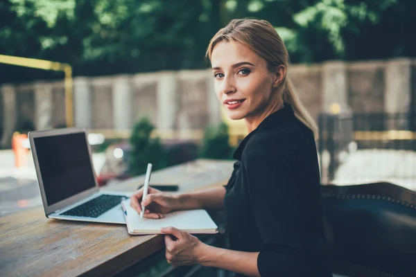 Retrato Freelancer Feminino Atraente Trabalhando Remotamente Com Planejamento Inicialização Sentado — Fotografia de Stock