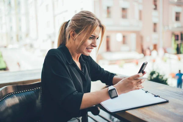 Organización Planificación Estudiantil Femenina Infeliz Que Trabaja Con Información Web — Foto de Stock