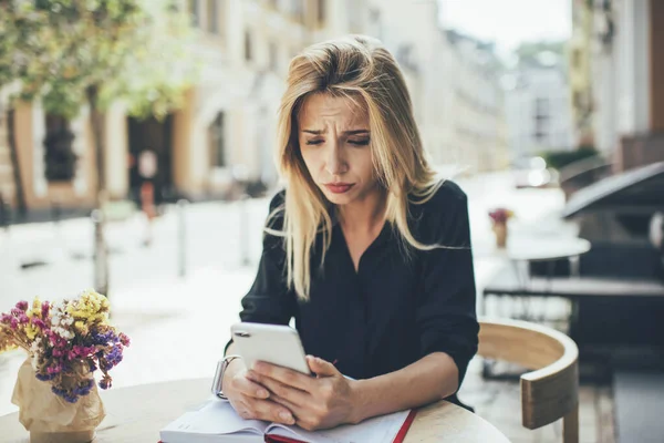 Donna Infelice Triste Saldo Del Conto Dopo Funzionamento Dello Smartphone — Foto Stock