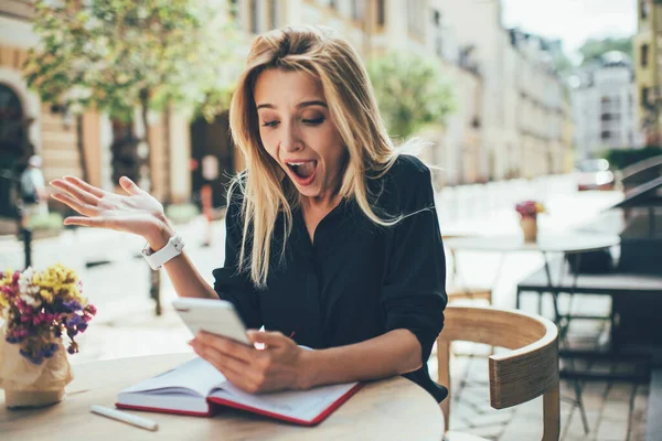 Heureuse Femme Caucasienne Surprise Avec Publicité Promotion Reçue Avec Réduction — Photo