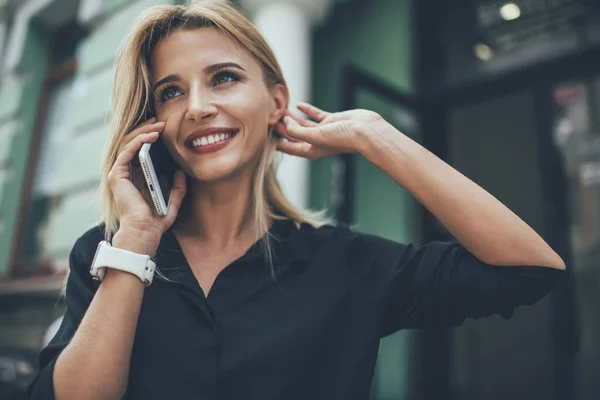 Joyeux Millénial Hipster Fille Avec Sourire Franc Parfait Profiter Téléphone — Photo