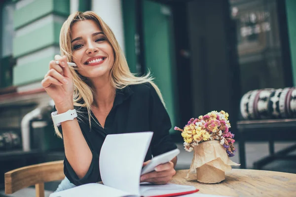 Porträtt Glada Kvinnliga Planering Organisation Trottoaren Café Med Hjälp Smartphone — Stockfoto