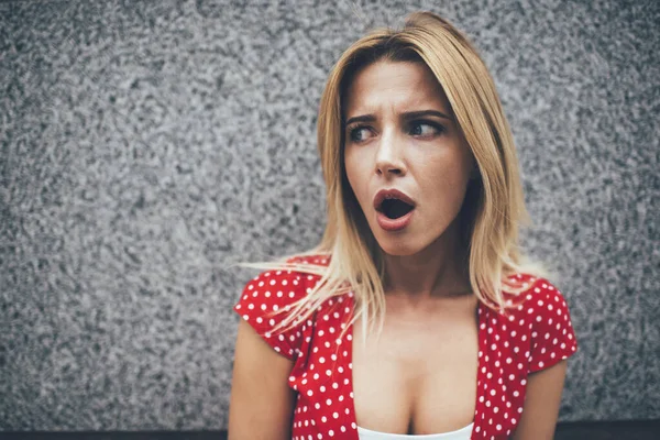 Close Amazed Female Open Mouth Expression Face Feeling Shock Urban — Stock Photo, Image