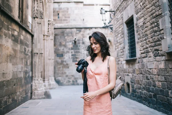 Happy Young Woman Backpack Setting Camera While Traveling Aged City — Stock Photo, Image