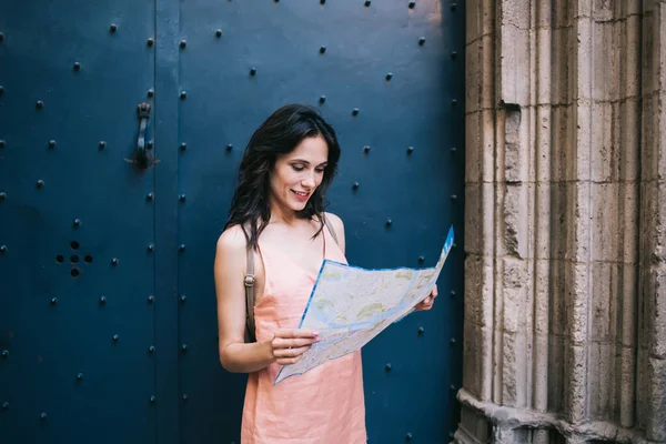 Jovem Senhora Feliz Vestido Sorrindo Lendo Mapa Enquanto Estava Lado — Fotografia de Stock