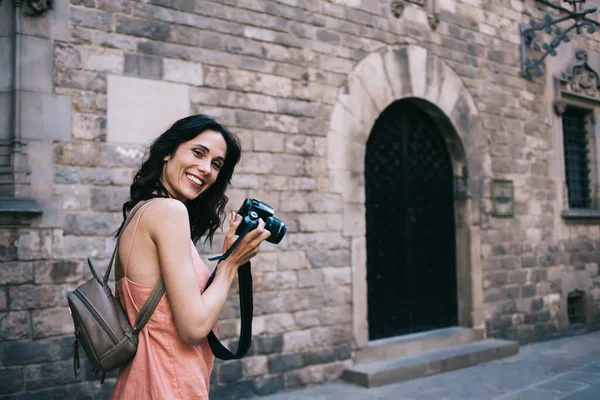 가방을 미소를 카메라를 도시를 여행하면서 역사적 거리의 사진을 여성의 — 스톡 사진