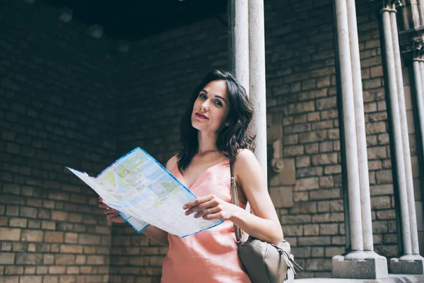 Baixo Mulher Cansada Confiante Explorando Mapa Com Sorriso Olhando Para — Fotografia de Stock