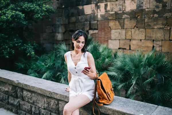 Mujer Joven Con Pelo Largo Oscuro Ropa Blanca Casual Sin — Foto de Stock