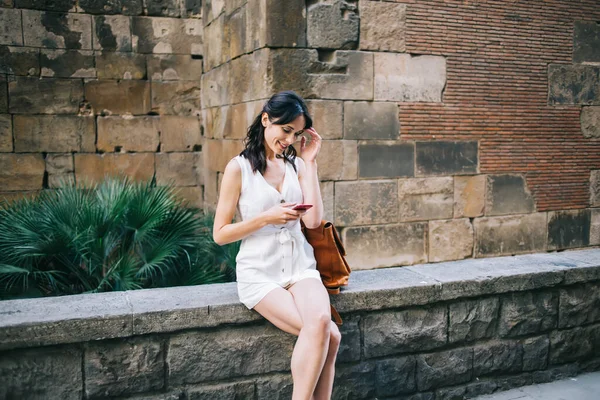 Capelli Scuri Sorridente Signora Viaggiatore Abito Bianco Sms Sul Telefono — Foto Stock