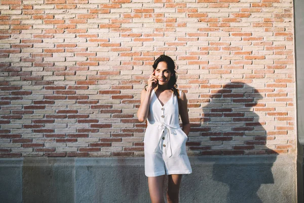 Femme Heureuse Vêtements Blancs Debout Sur Rue Contre Mur Briques — Photo