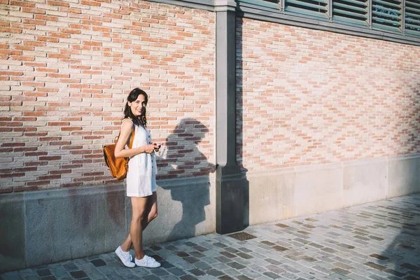 Happy Woman Yellow Backpack Holding Smartphone Hand While Standing Tile — Stock Photo, Image