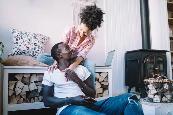 Pareja Étnica Joven Con Ropa Casual Sentada Sala Estar Con — Foto de Stock